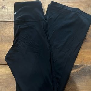 Lululemon Groove Super-High-Rise Flared Pant
Nulu